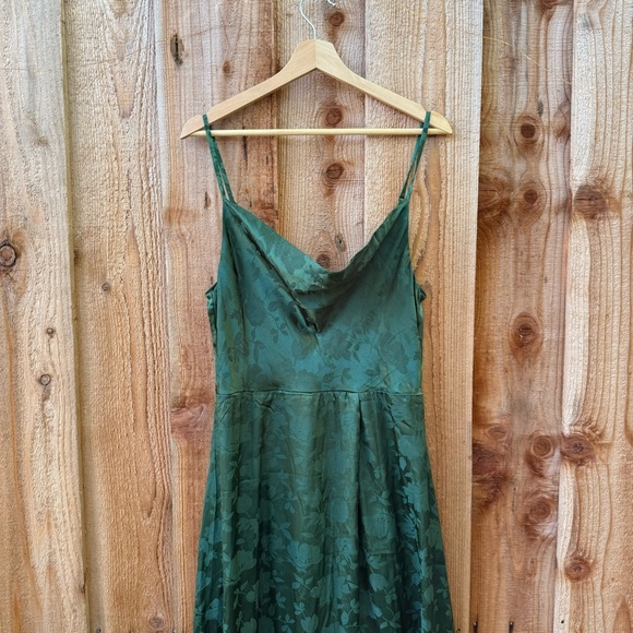 Emerald Green Satin Floral Cowl-Neck Jacquard Maxi Dress 🌿 - Picture 4 of 8